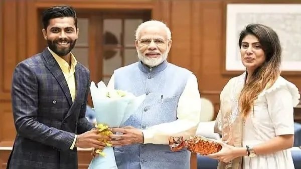 Ravindra Jadeja: રવિન્દ્ર જાડેજાએ રાજકારણમાં એન્ટ્રી મારી, પત્ની રીવાબાએ શેર કર્યો ફોટો https://www.pravinews.com/gujarat-news/cricketer-ravindra-jadeja-joined-bharatiya-janata-party-wife-rivaba-jadeja-shared-photo-34427