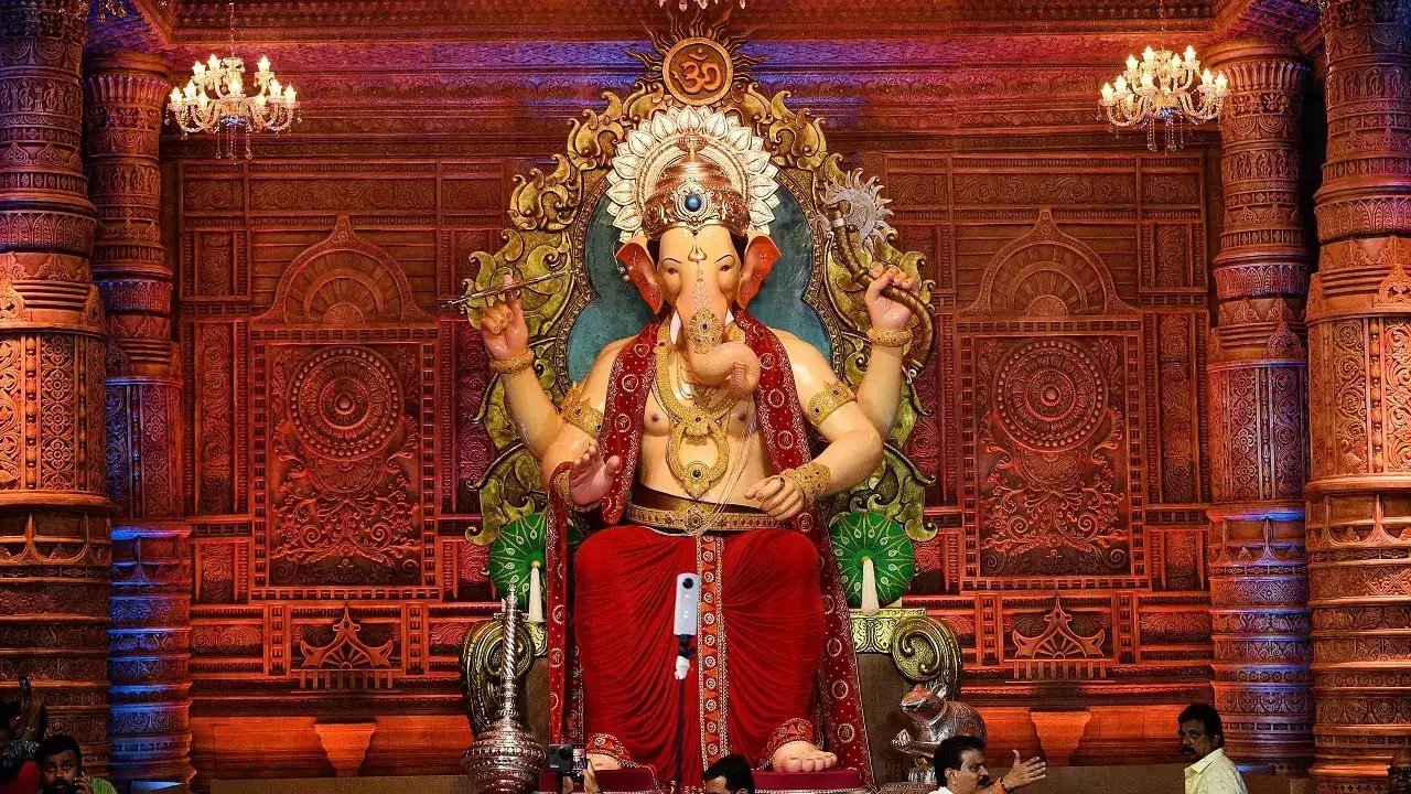 Ganesh Chaturthi 2024: આ જગ્યાએ સૌથી ભવ્ય ગણપતિ આયોજન કરવામાં આવ્યું છે, મુલાકાત લેવાનું ભૂલશો નહિ https://www.pravinews.com/travel-news/ganeshotsav-2024-celebration-and-pandals-most-famous-ganpati-pandals-in-india-visit-on-ganesh-chaturthi-34065