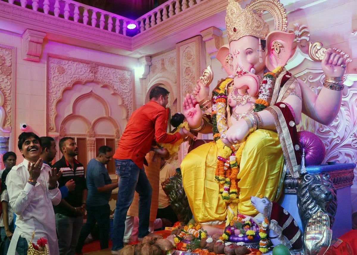 Ganesh Chaturthi 2024: આ જગ્યાએ સૌથી ભવ્ય ગણપતિ આયોજન કરવામાં આવ્યું છે, મુલાકાત લેવાનું ભૂલશો નહિ https://www.pravinews.com/travel-news/ganeshotsav-2024-celebration-and-pandals-most-famous-ganpati-pandals-in-india-visit-on-ganesh-chaturthi-34065