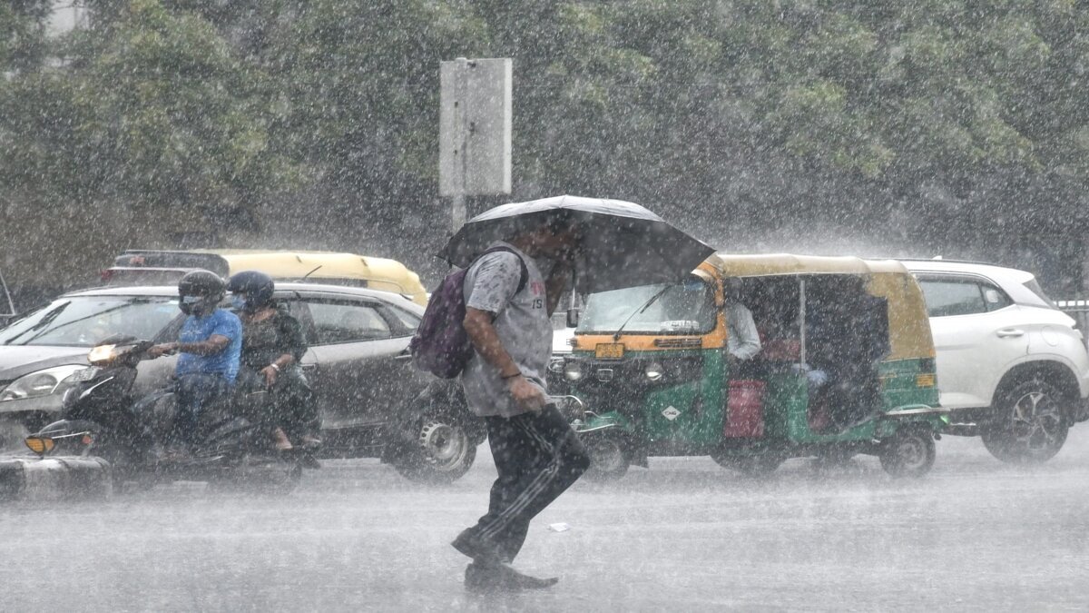 Heavy rainfall states : આ રાજ્યોમાં વરસાદનો કહેર બની શકે છે, જાણો https://www.pravinews.com/world-news-in-gujarati/imd-rain-alert-weather-update-5-september-up-bihar-jharkhand-rain-forecast-next-3-days-heavy-to-heavy-rainfall-in-these-34453