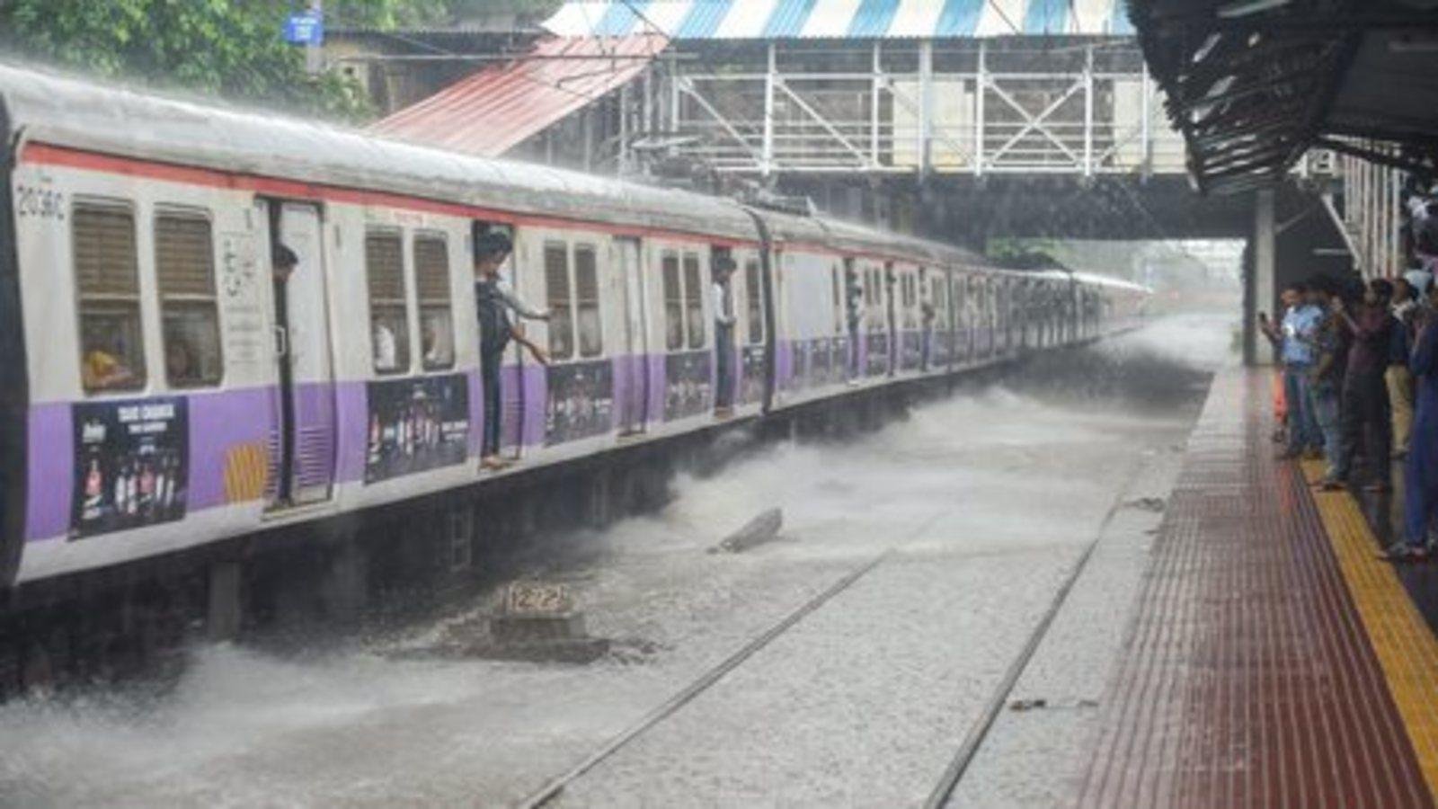 Cyclone Asna: વાવાઝોડું પહોંચ્યું તેલંગણા, સાથે સાથે વરસાદે પણ બઘડાટી બોલાવી https://www.pravinews.com/world-news-in-gujarati/impact-of-cyclone-asna-in-telangana-due-to-heavy-rains-railway-tracks-filled-with-water-trains-stopped-33179