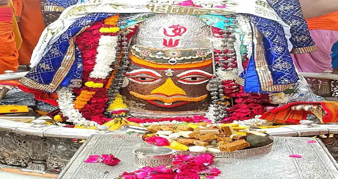 Ujjain Bhasm Aarti : આજે ભાંગ, ત્રિશૂળ અને ચંદનથી શણગારેલા ઉજ્જૈનના રાજા, જુઓ અદ્ભુત તસવીરો https://www.pravinews.com/religion/ujjain-mahakal-bhasam-aarti-darshan-today-09-december-see-pictures-local18-8884416-html-66633