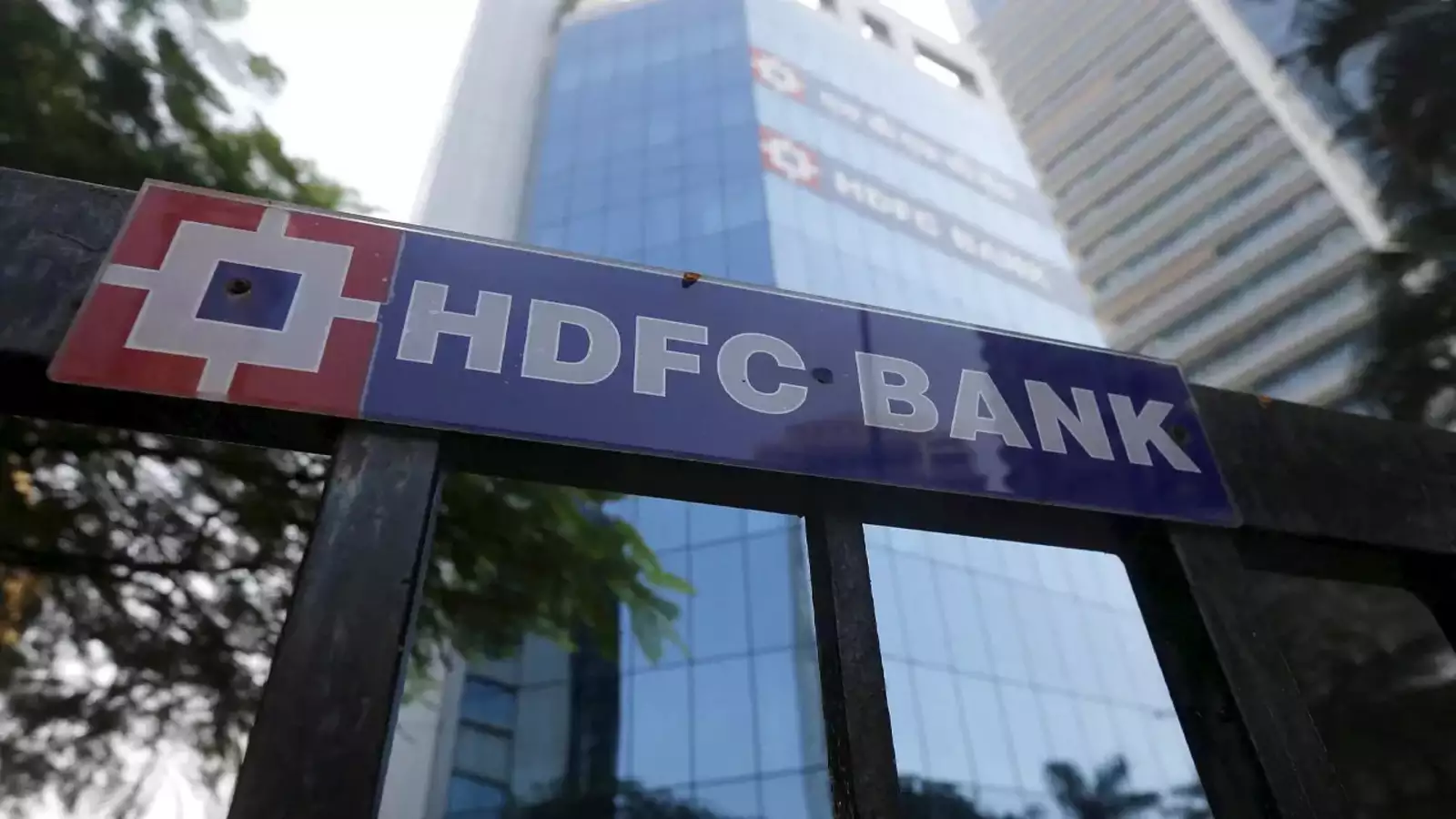 HDFC બેંકને લઈને આવ્યા મોટા સમાચાર, સોમવારે શેર બની શકે છે રોકેટ https://www.pravinews.com/business/hdfc-bank-au-small-finance-bank-kotak-bank-rbi-83044