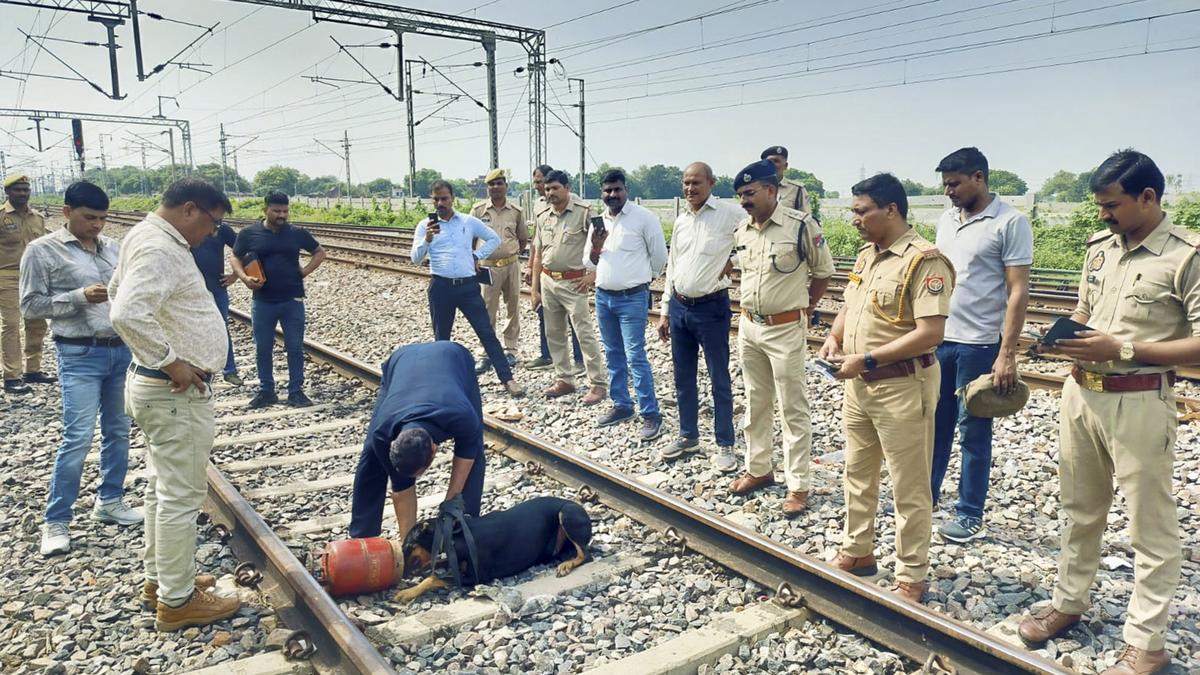 કાનપુરમાં રેલ્વે ટ્રેક પર રાખવામાં આવ્યો ગેસ સિલિન્ડર, આરોપી ઉપર પોલીસે રાખ્યું 1 લાખનું ઇનામ! https://www.pravinews.com/world-news-in-gujarati/kanpur-city-kanpur-news-gas-cylinder-was-kept-on-the-railway-track-during-enmit-82471