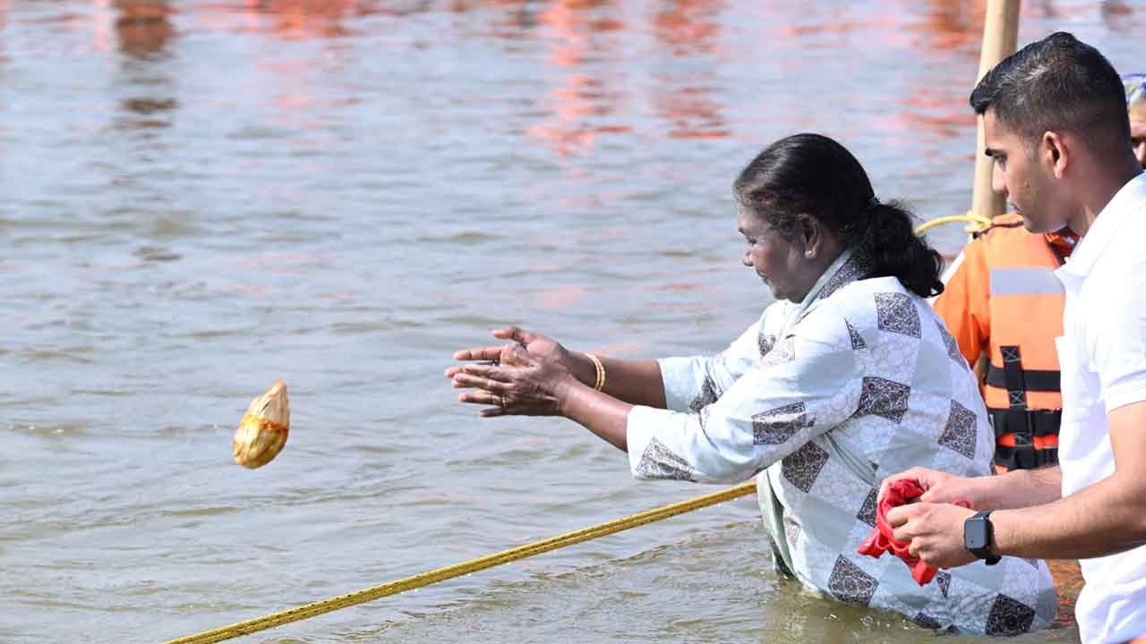 રાષ્ટ્રપતિ દ્રૌપદી મુર્મુએ ત્રિવેણી સંગમમાં કર્યું પવિત્ર સ્નાન, સૂર્યને અર્ઘ્ય આપ્યું https://www.pravinews.com/world-news-in-gujarati/mahakumbh-2025-prayagraj-president-draupadi-murmur-took-a-holy-dip-in-the-sangam-101940